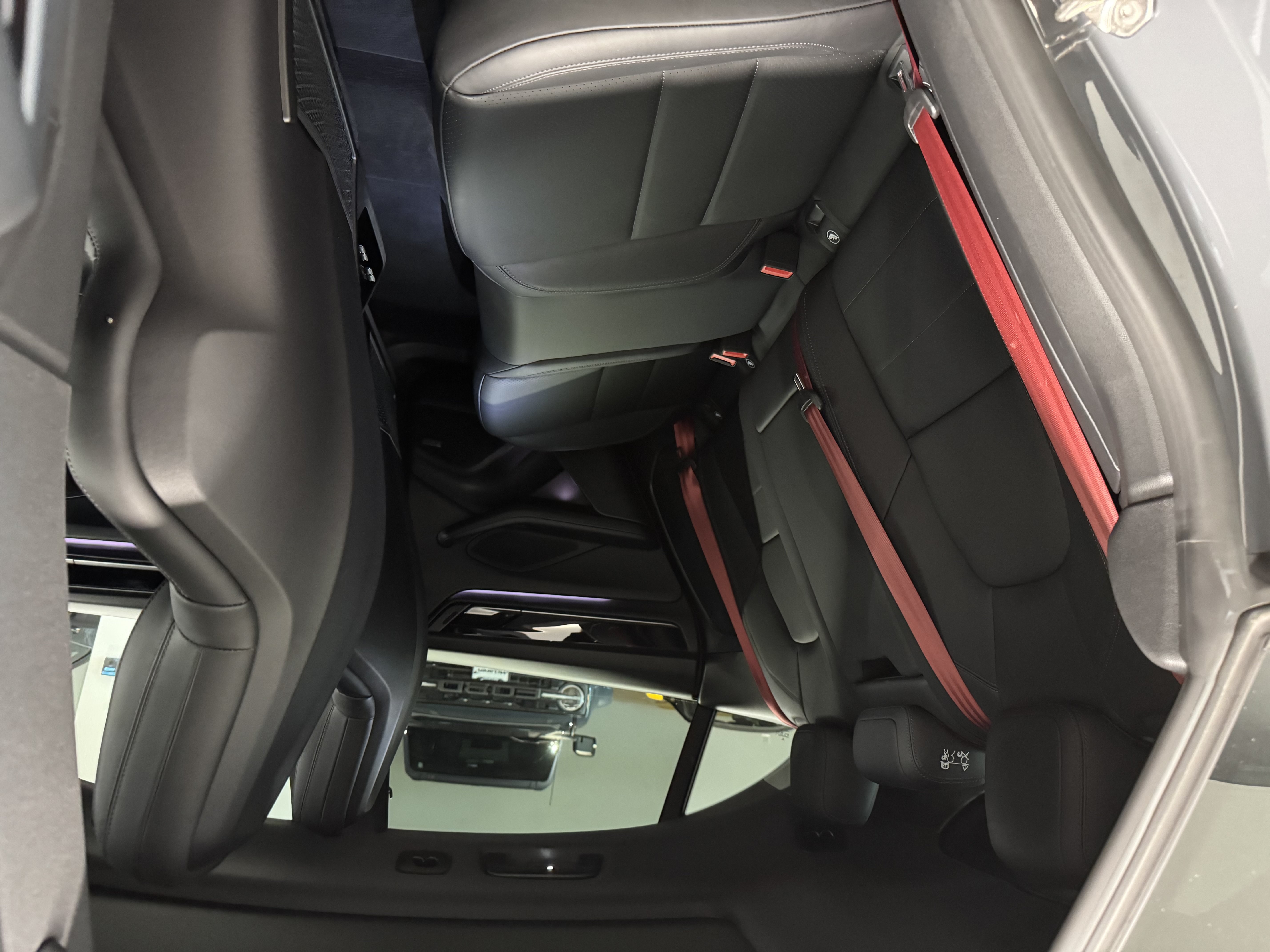 Used 2025 Porsche Macan Electric RWD image 6