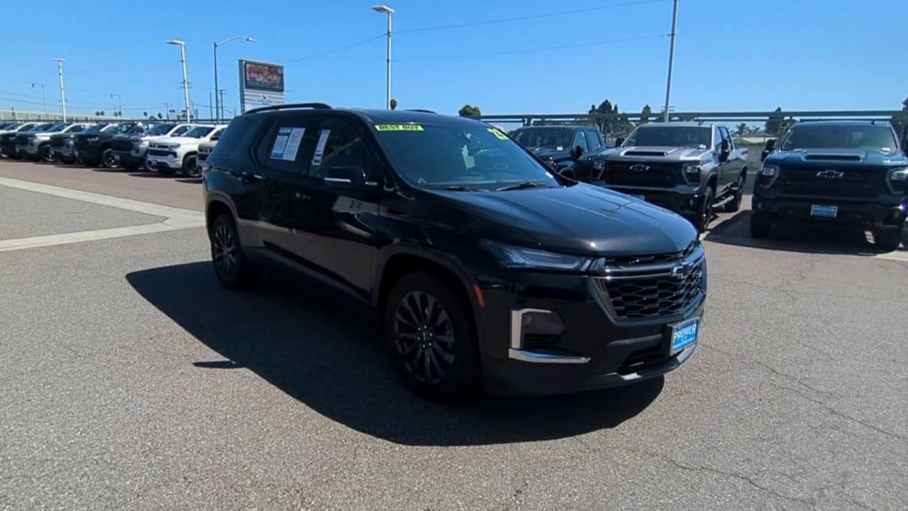 Used 2023 Chevrolet Traverse RS w/ LPO, Cargo Package FWD image 2