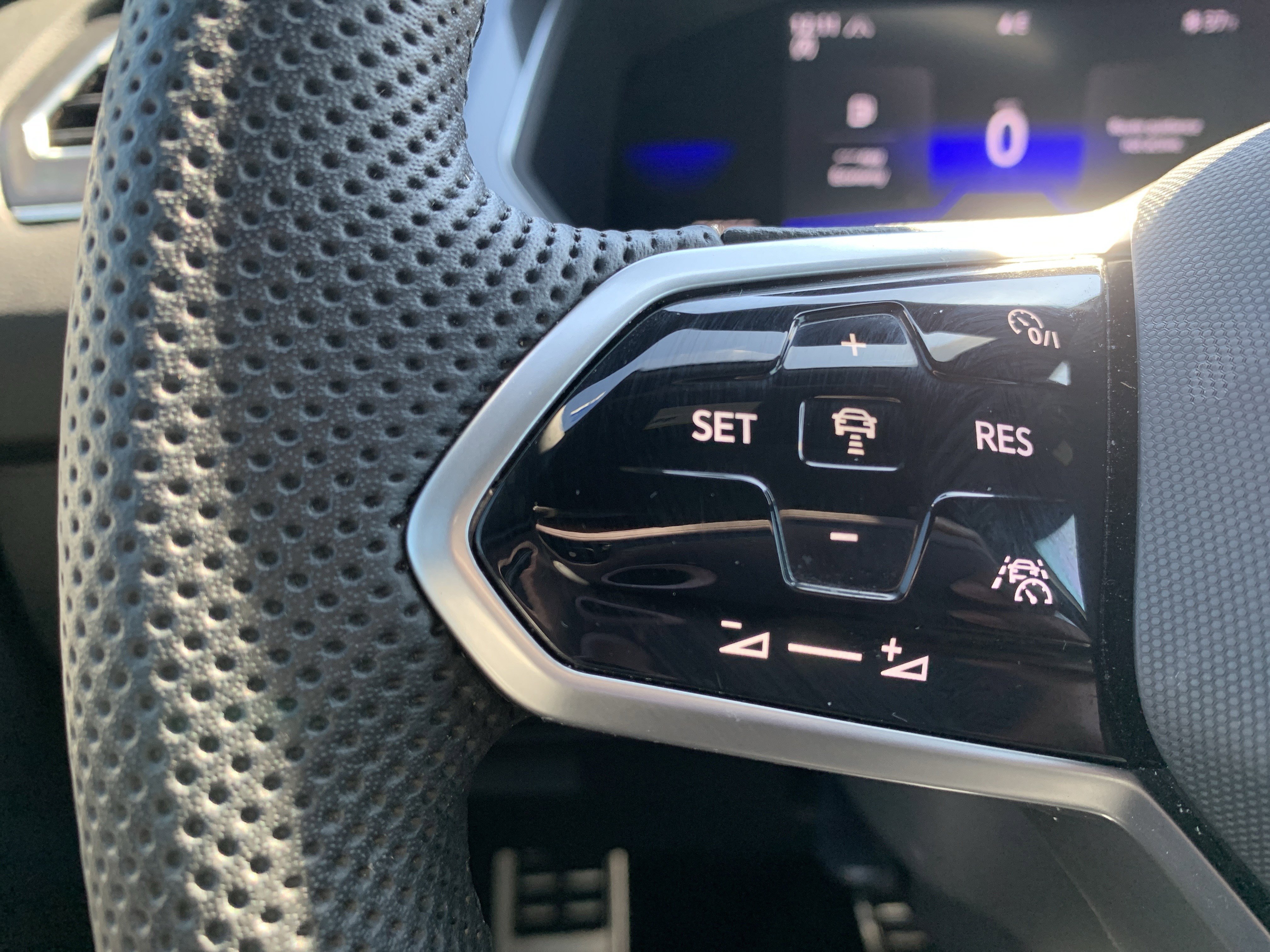Used 2022 Volkswagen Tiguan SE R-Line image 19