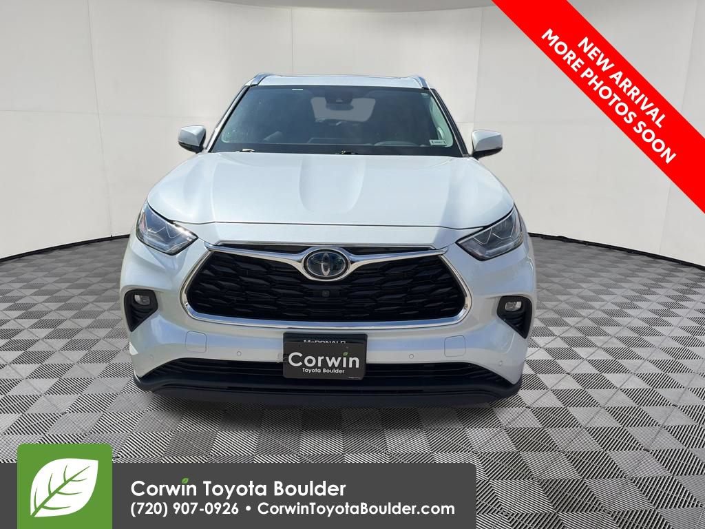Used 2022 Toyota Highlander Limited AWD/4WD image 2