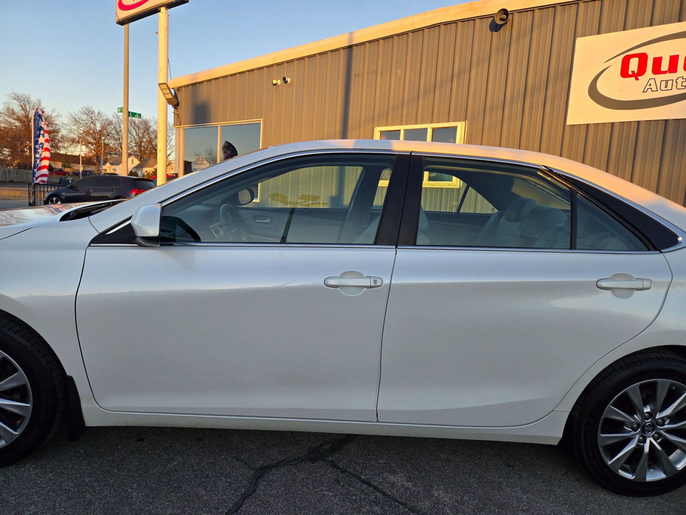 Used 2017 Toyota Camry XLE image 3