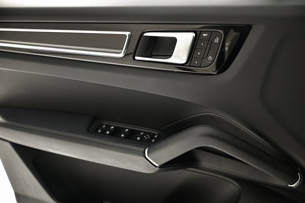Used 2023 Porsche Cayenne image 18