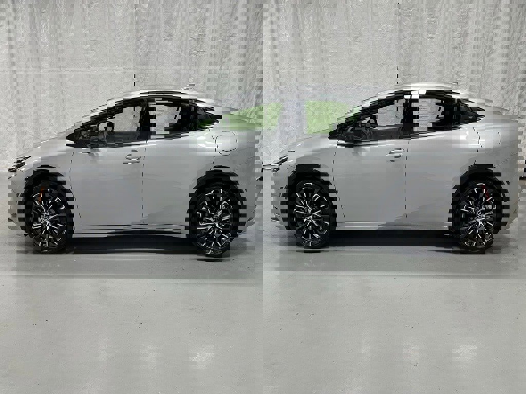Used 2025 Toyota Prius XLE image 4