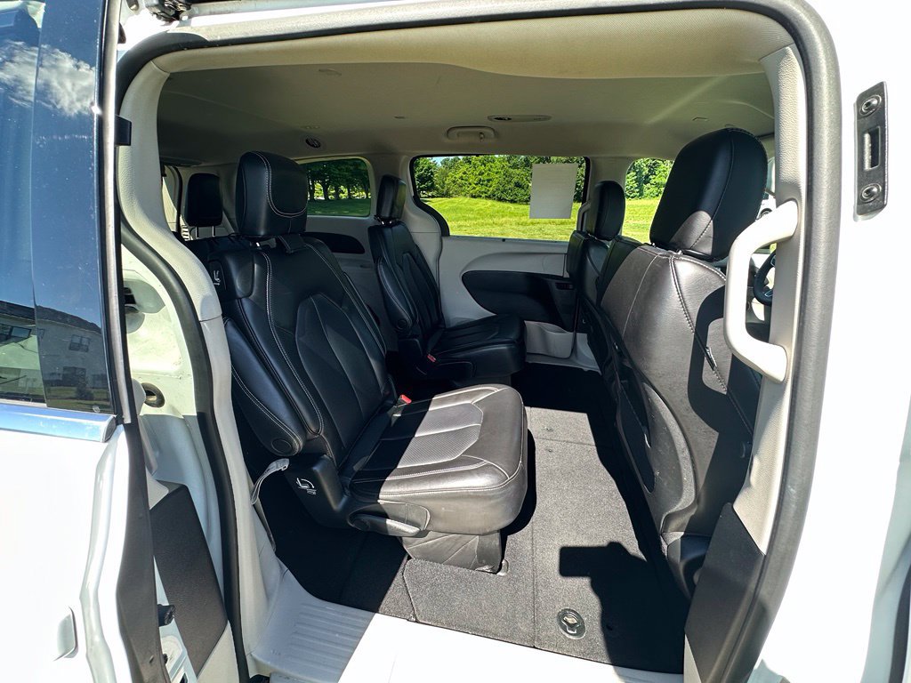 Used 2023 Chrysler Pacifica Touring-L FWD image 12