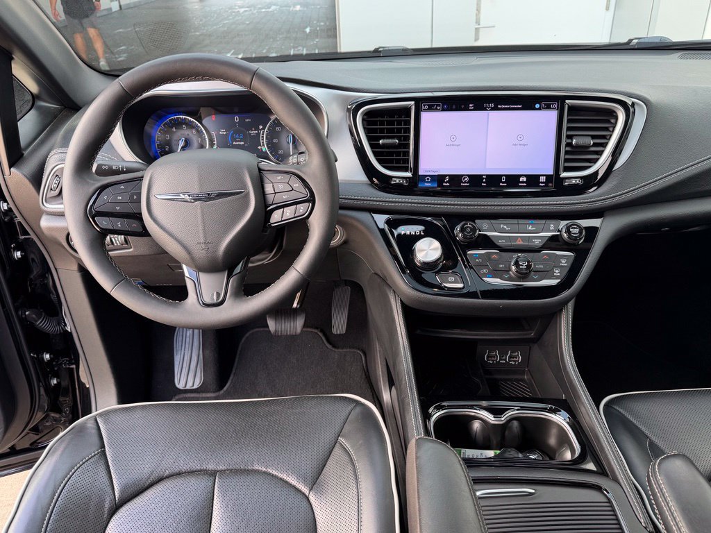 Used 2025 Chrysler Pacifica Limited FWD image 29