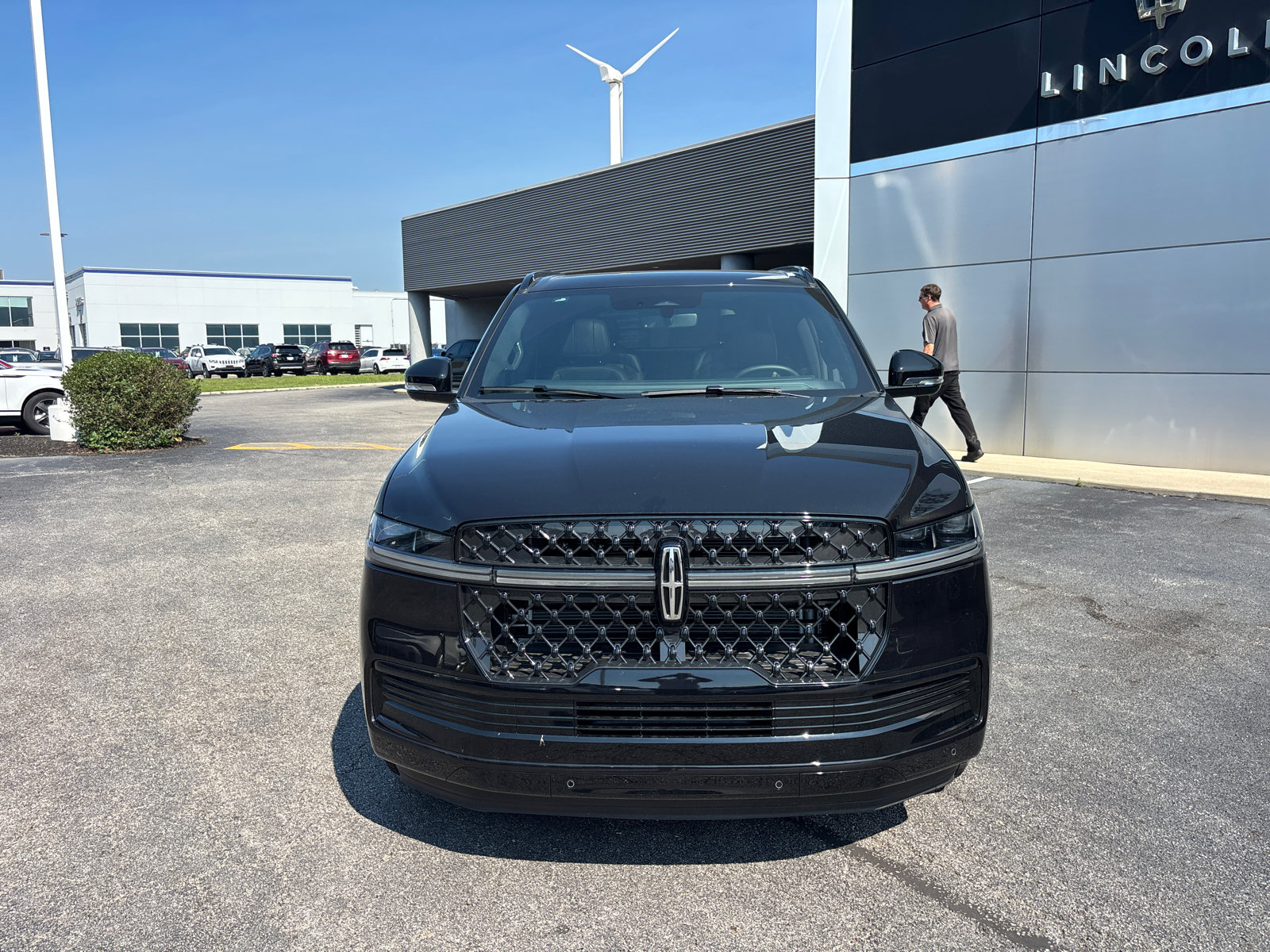 New 2026 Lincoln Navigator Reserve w/ Jet Appearance Package AWD/4WD image 2