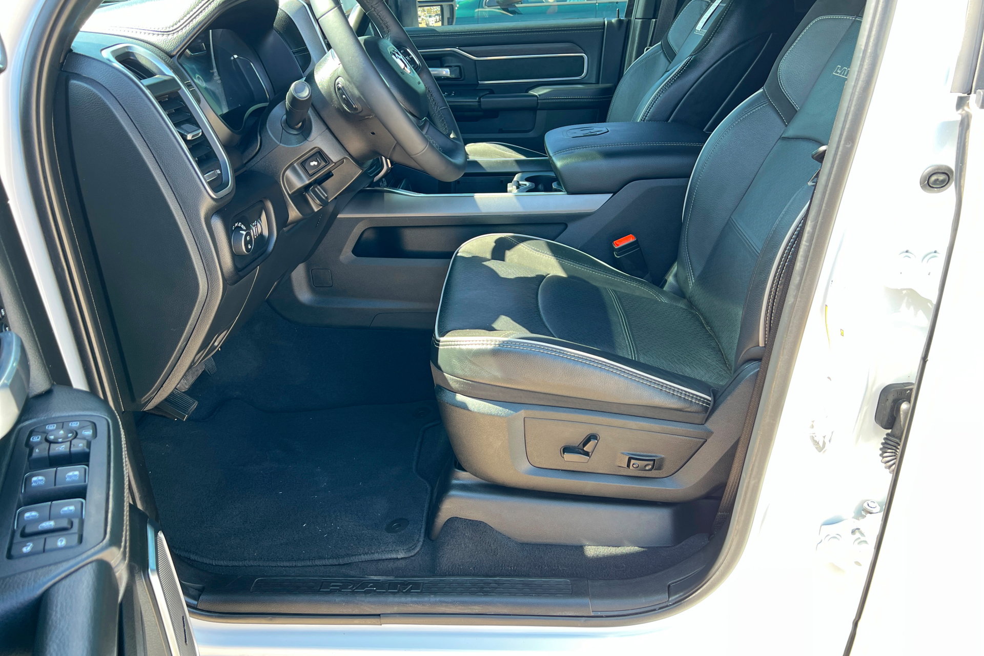 Used 2025 RAM 3500 Laramie AWD/4WD image 17