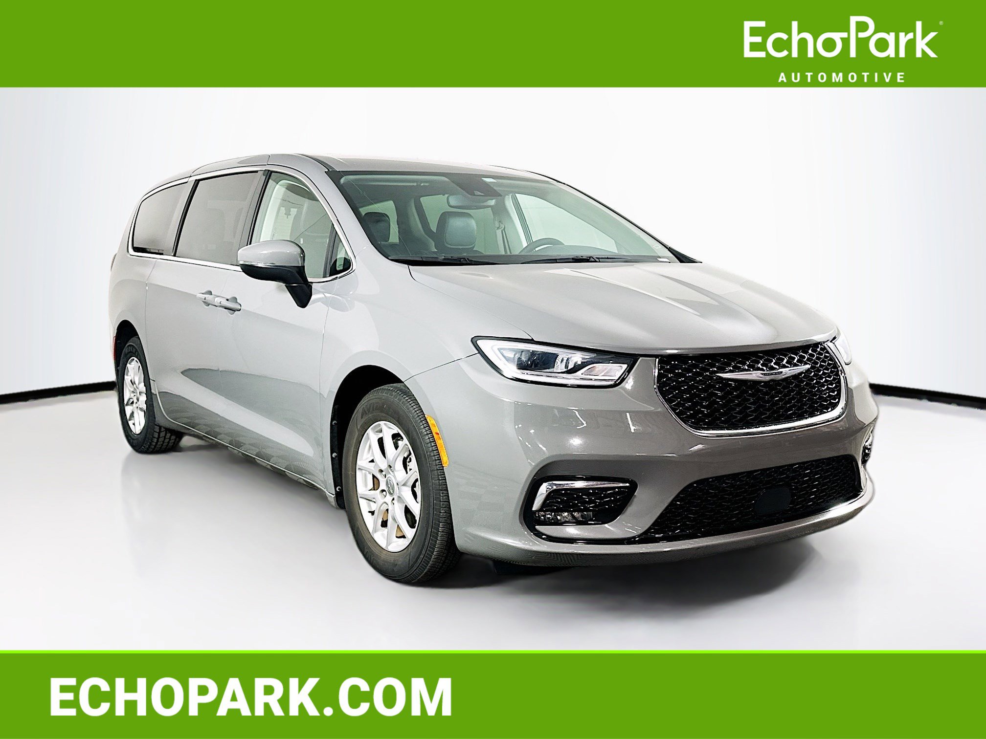 Used 2023 Chrysler Pacifica Touring-L image 1