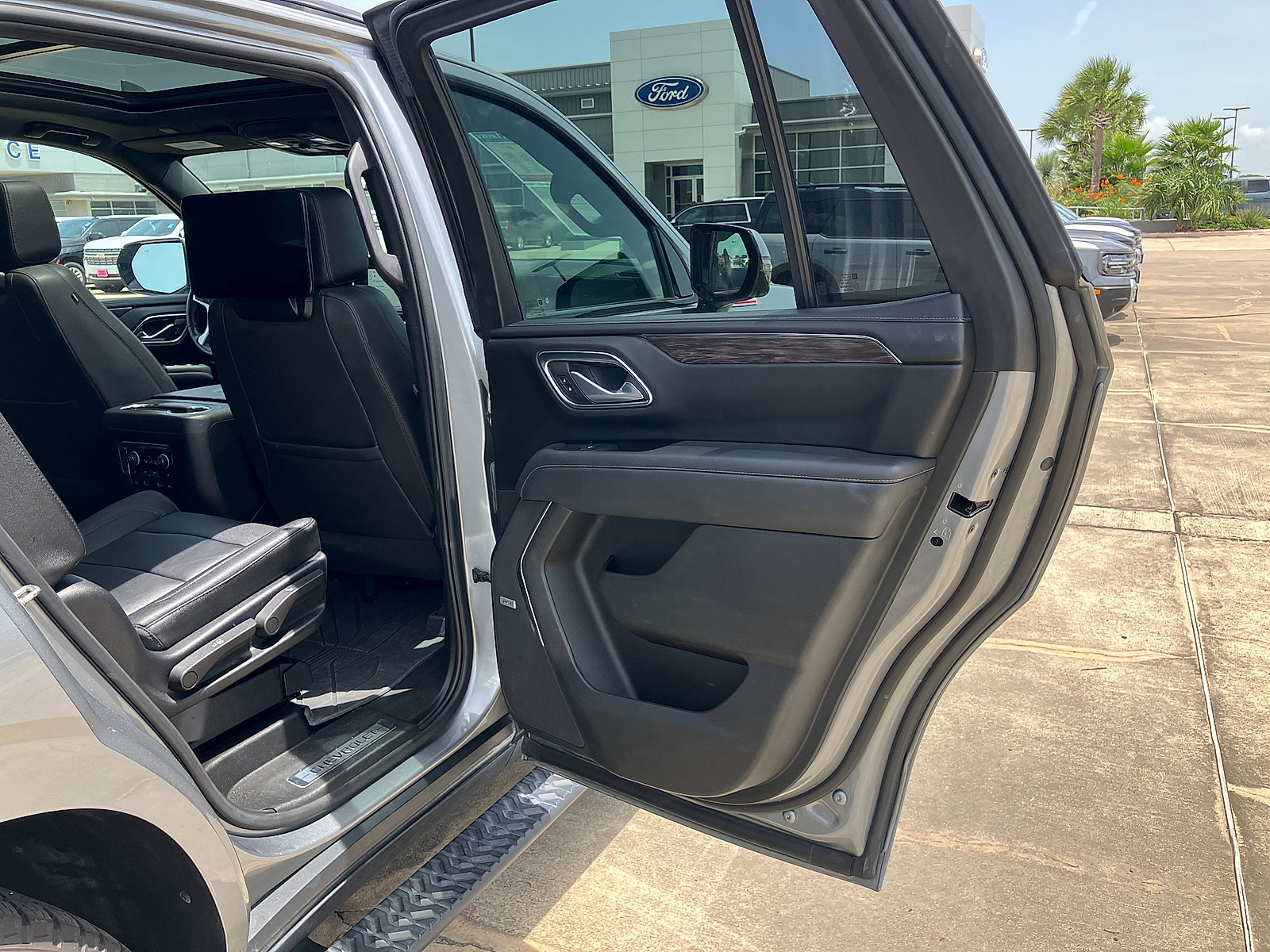 Used 2023 Chevrolet Tahoe Z71 w/ Z71 Off-Road Package AWD/4WD image 16