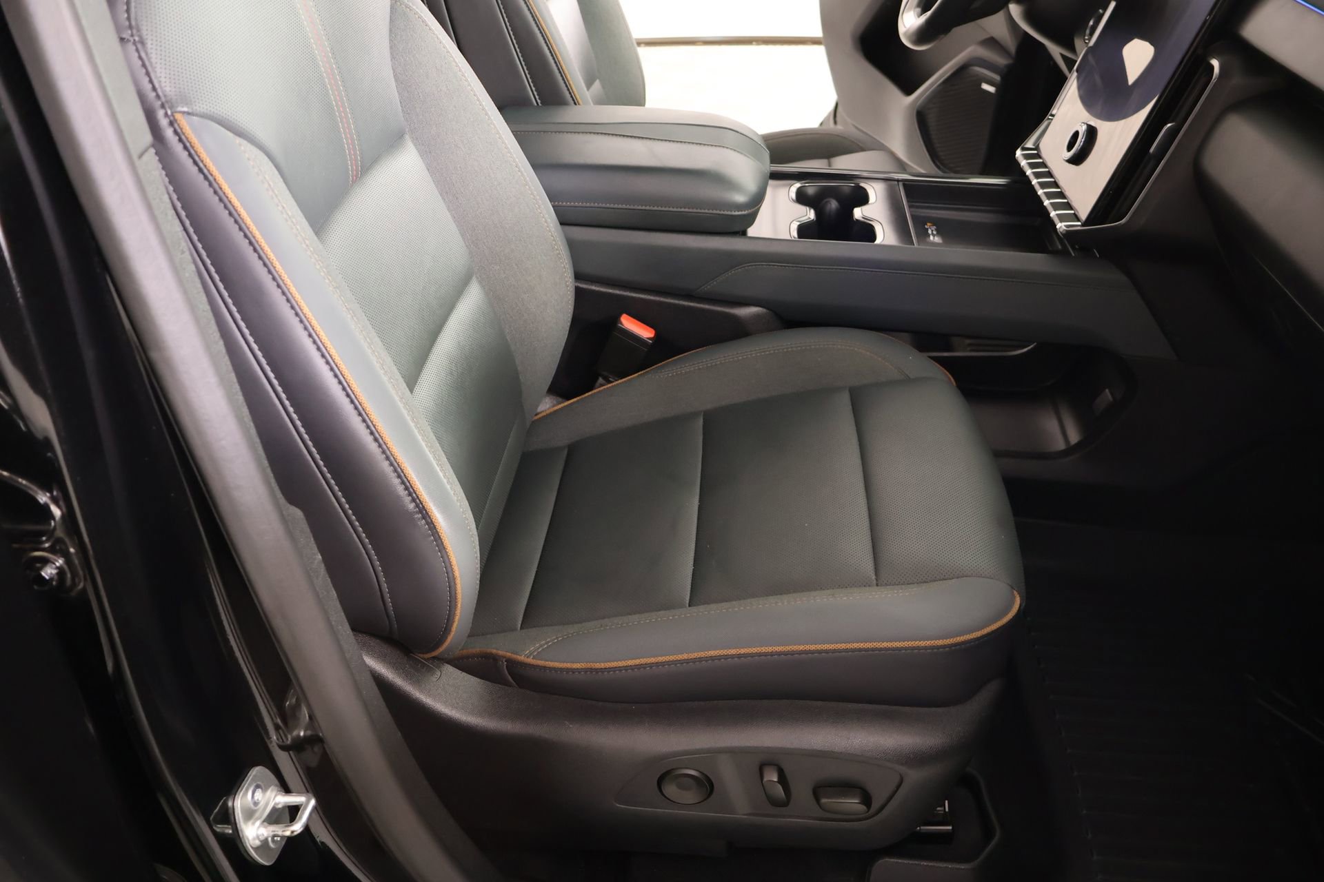 Used 2025 GMC Acadia AT4 AWD/4WD image 14