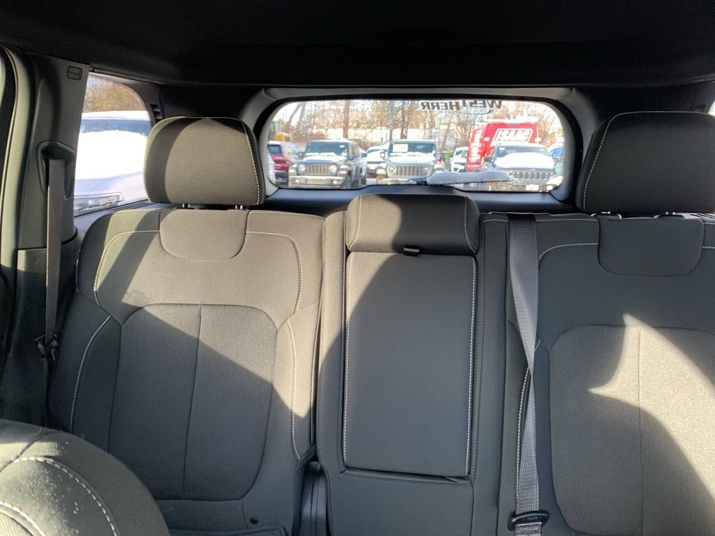 Used 2025 Jeep Grand Cherokee Laredo w/ Luxury Tech Group I image 8