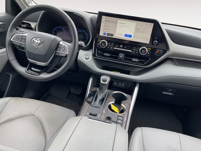 Used 2024 Toyota Highlander Limited AWD/4WD image 10
