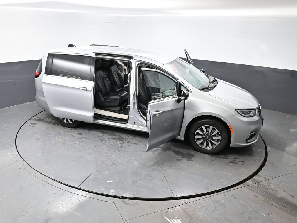 Used 2024 Chrysler Pacifica Limited FWD image 58