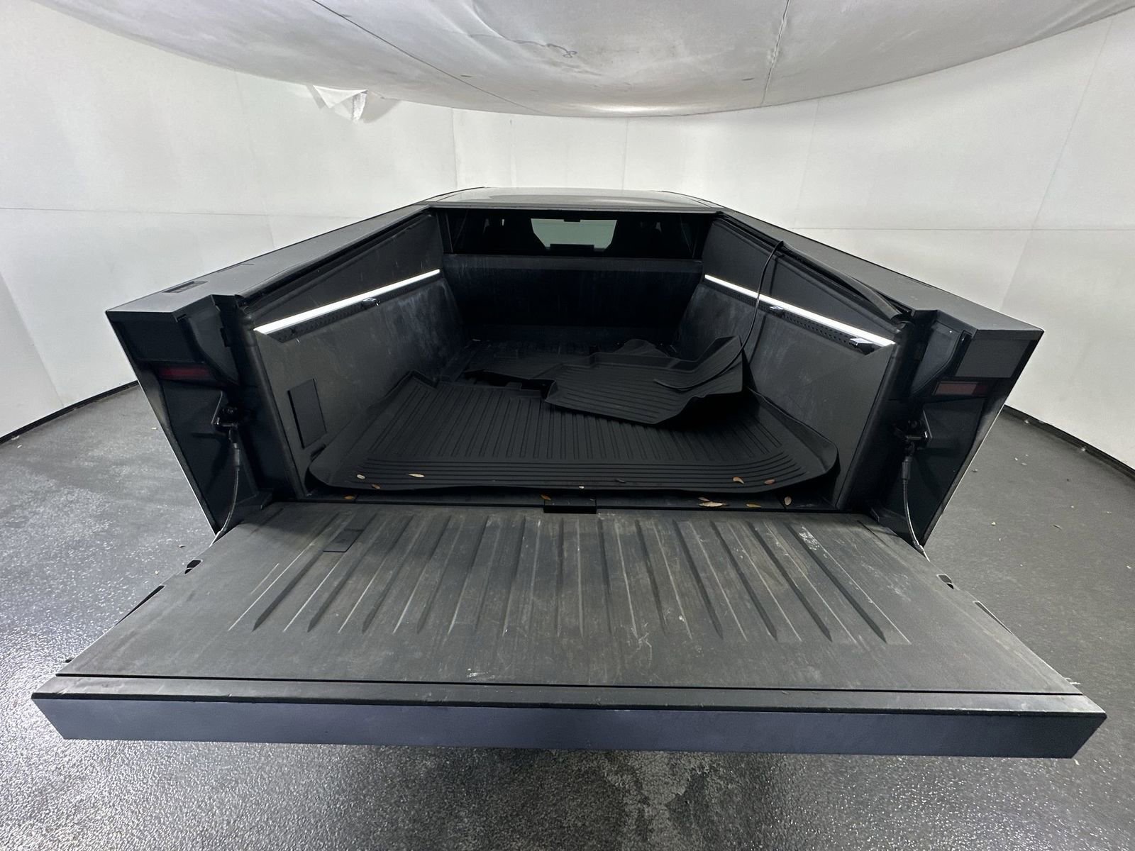 Used 2024 Tesla Cybertruck AWD Crew Cab image 28