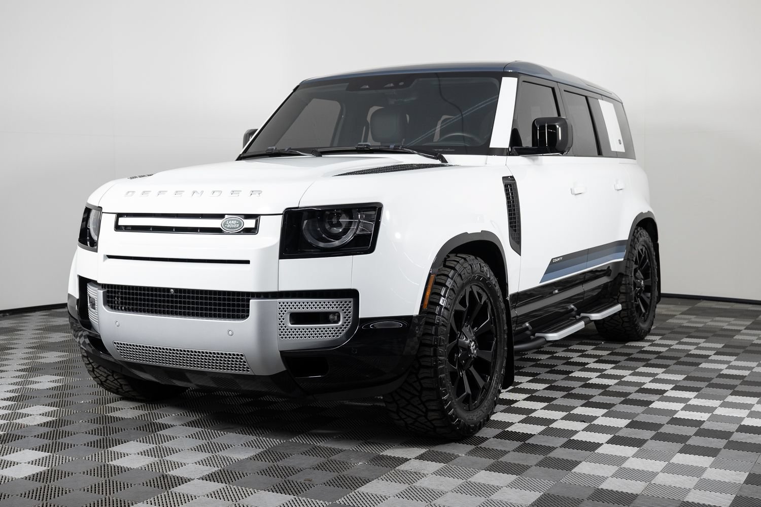 Used 2024 Land Rover Defender 110 SE AWD/4WD image 2