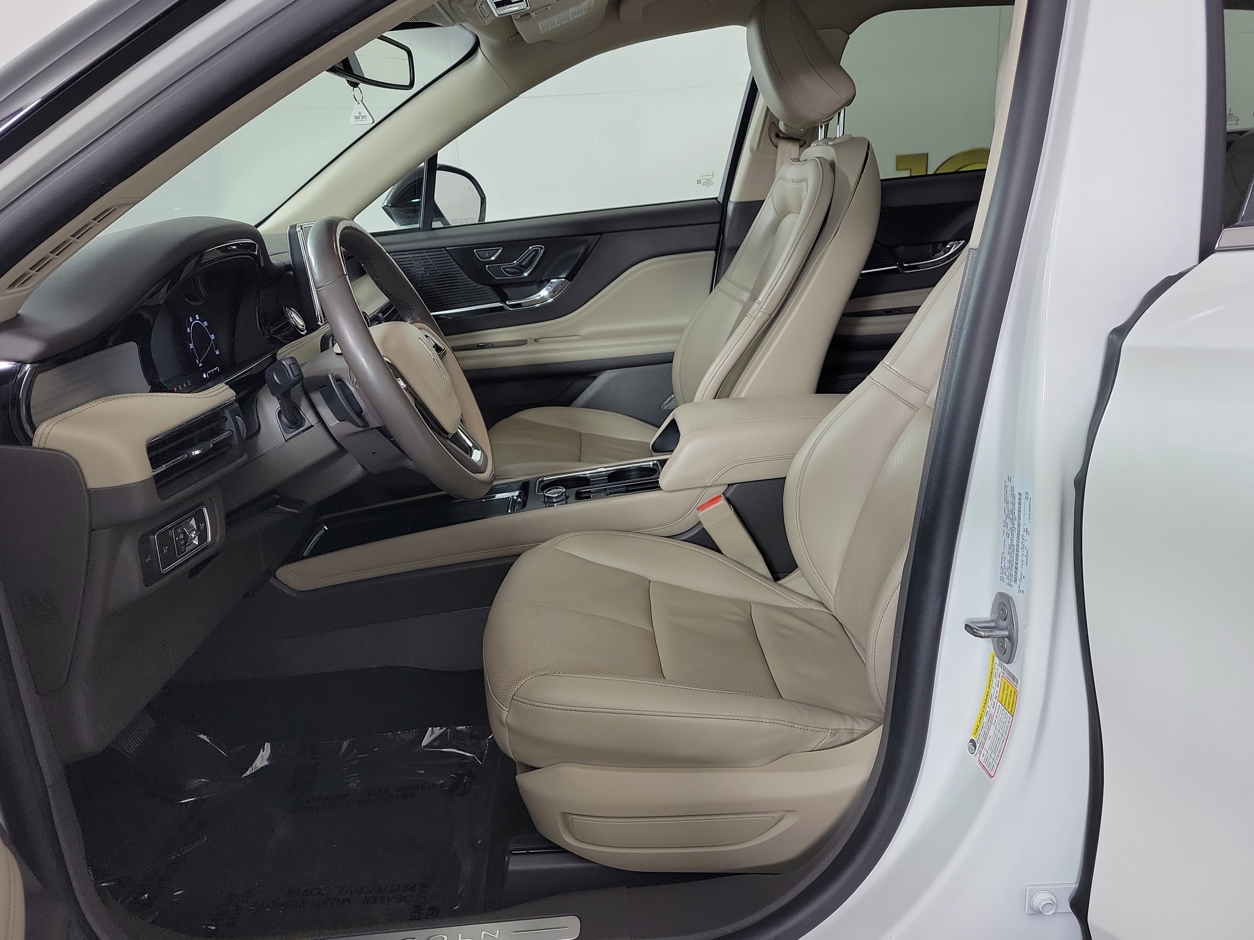 Used 2022 Lincoln Corsair AWD w/ Premium Package image 9