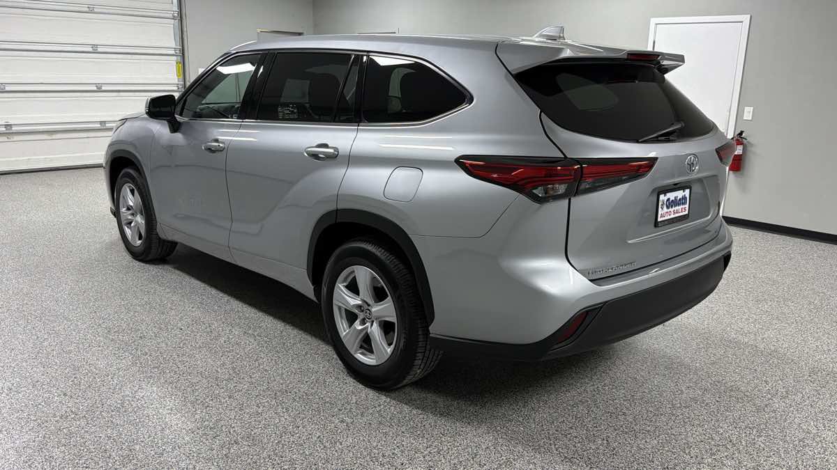 Used 2021 Toyota Highlander LE FWD image 5
