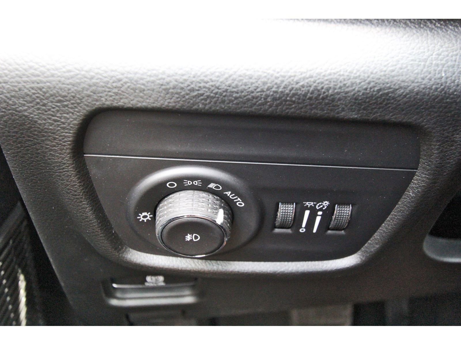 Used 2023 Jeep Grand Cherokee L Limited w/ Luxury Tech Group II image 22