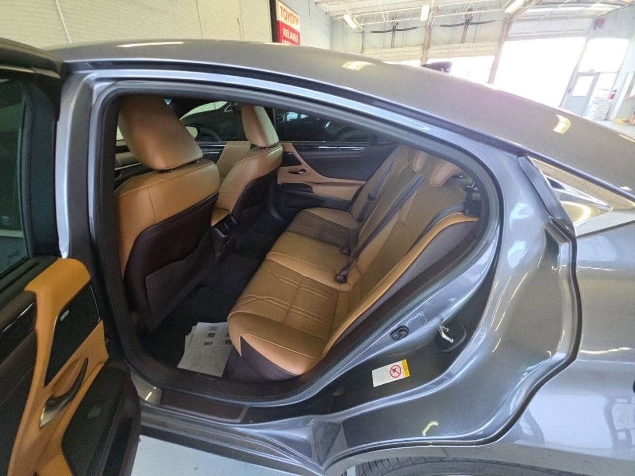 Used 2019 Lexus ES 350 Ultra Luxury w/ Accessory Package 2 FWD image 11