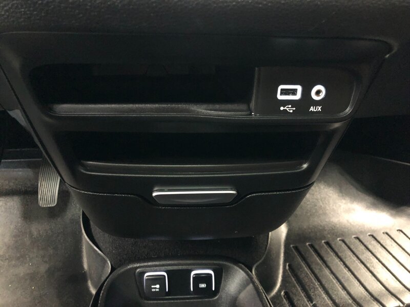 Used 2018 Chrysler Pacifica Limited w/ Tire & Wheel Group FWD image 21