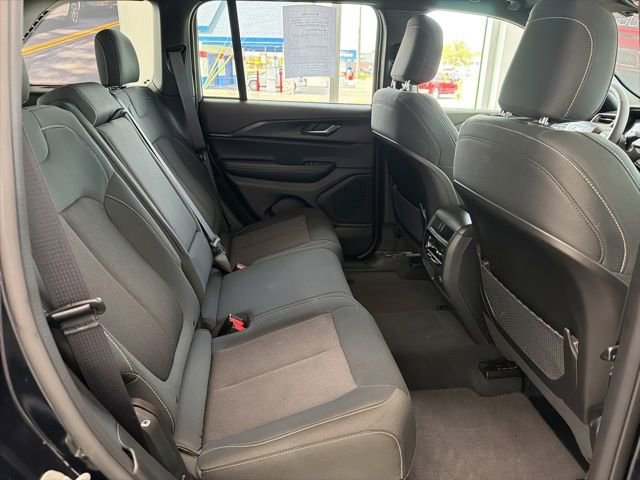 Used 2024 Jeep Grand Cherokee Laredo AWD/4WD image 9