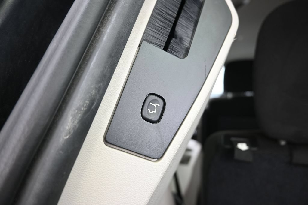 Used 2016 Dodge Grand Caravan SXT FWD image 30