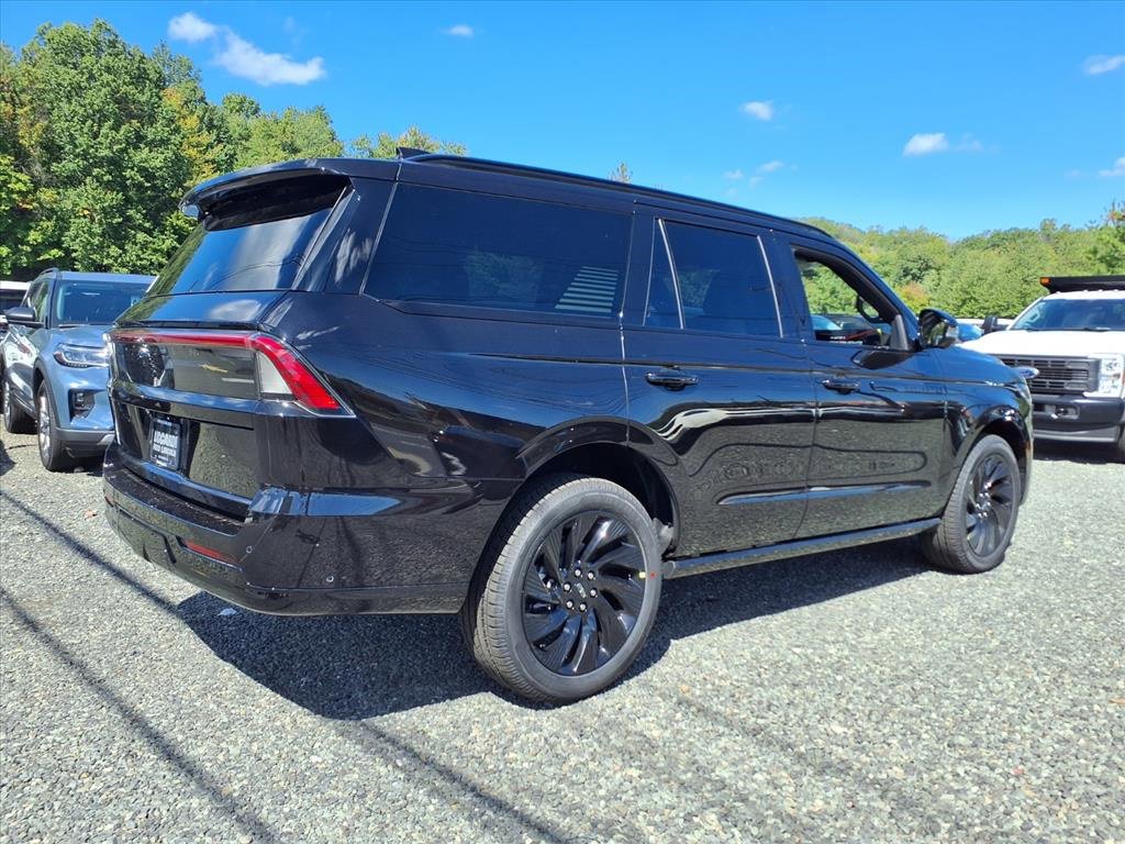 New 2025 Lincoln Navigator Reserve w/ Jet Appearance Package image 2