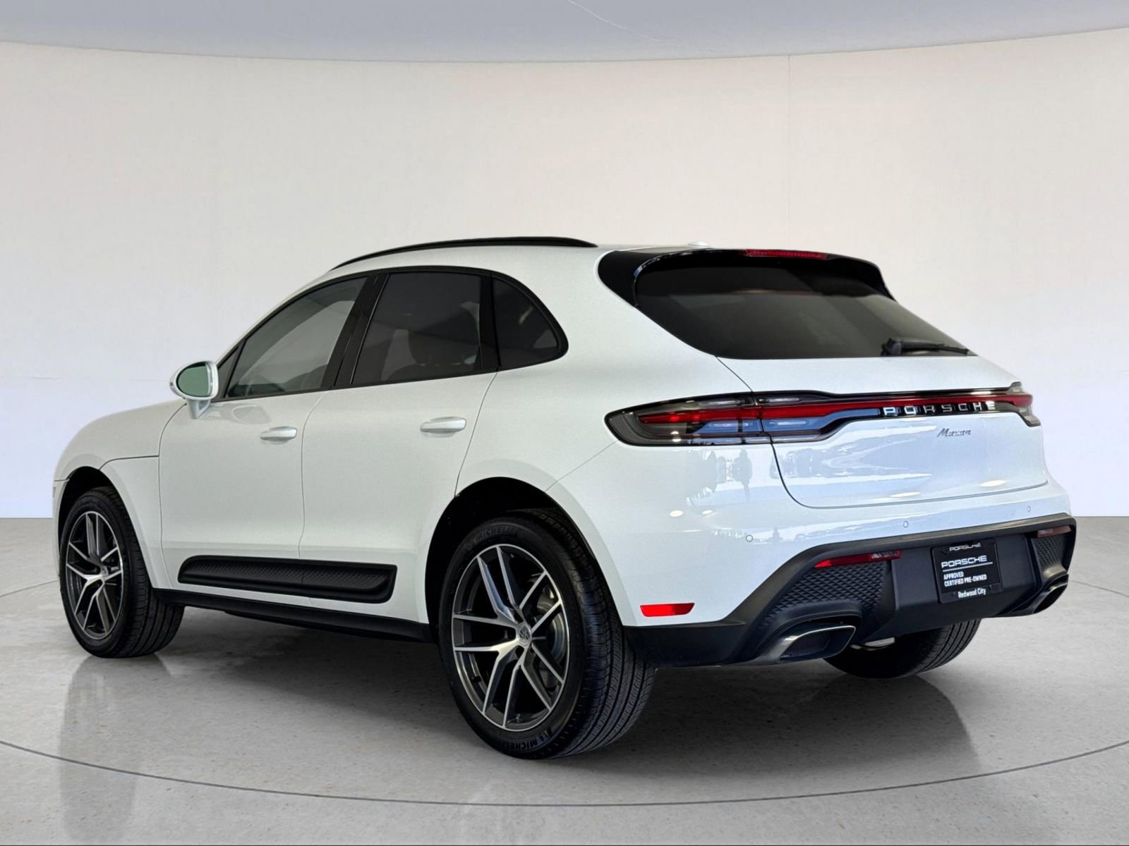 Certified 2025 Porsche Macan image 3