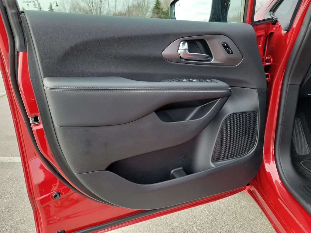 New 2026 Chrysler Pacifica Select FWD image 19