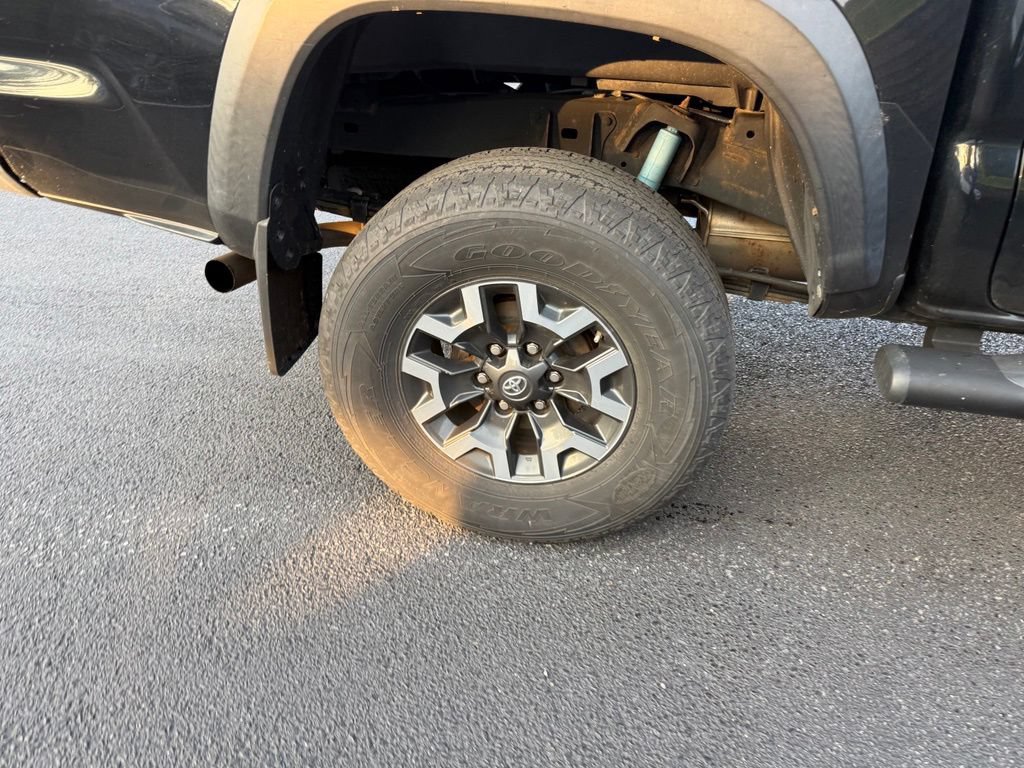 Used 2018 Toyota Tacoma TRD Off-Road AWD/4WD image 3