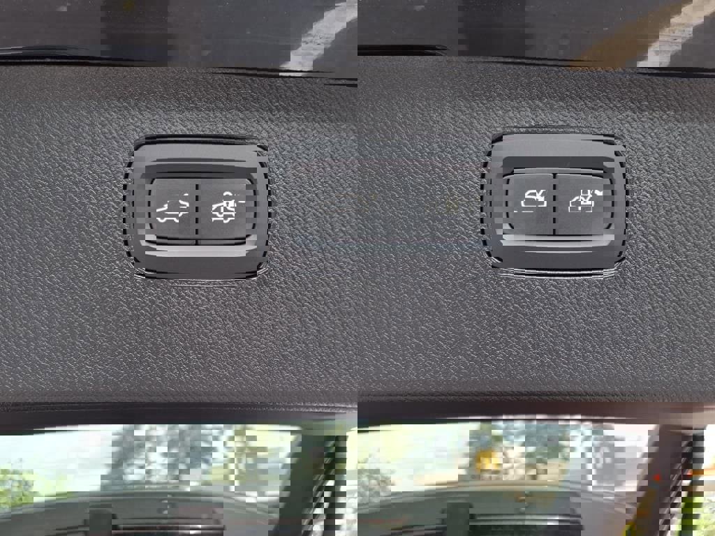 Certified 2025 Volvo XC90 B5 Plus image 27