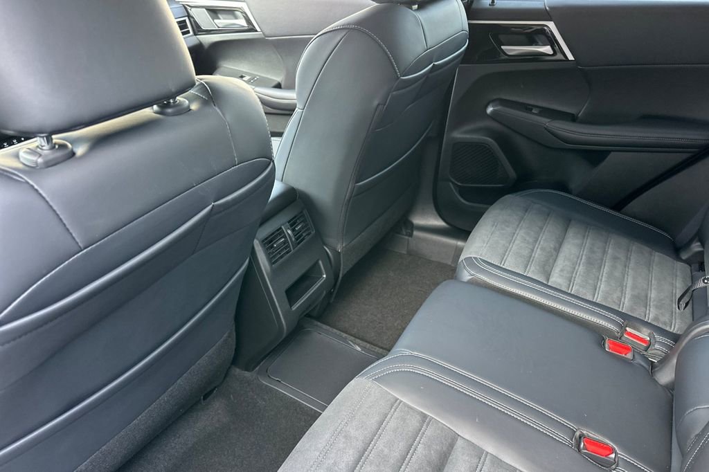 New 2025 Mitsubishi Outlander SE image 13