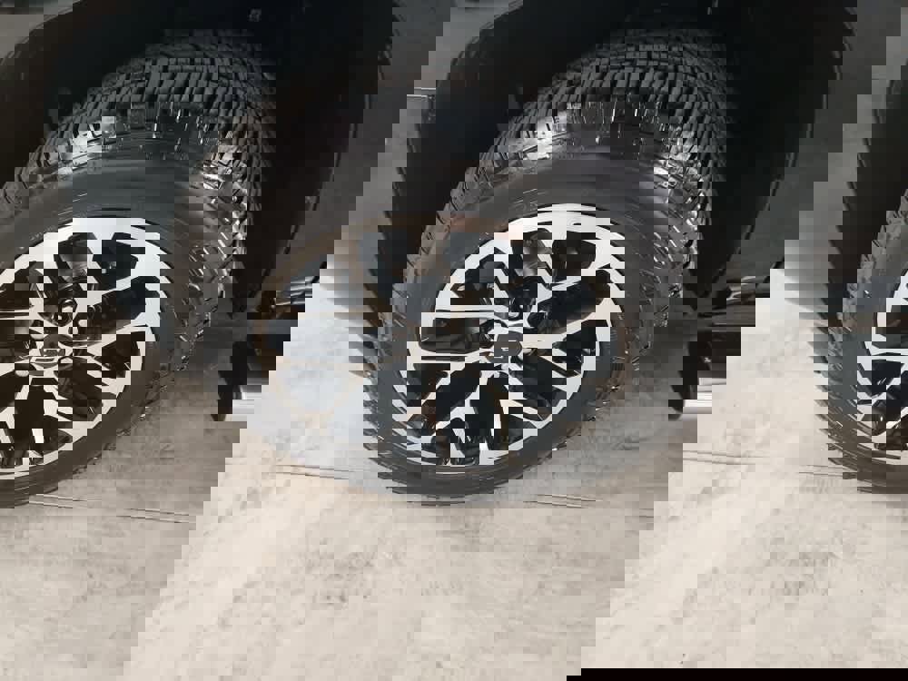 Used 2013 Chevrolet Avalanche LTZ image 10