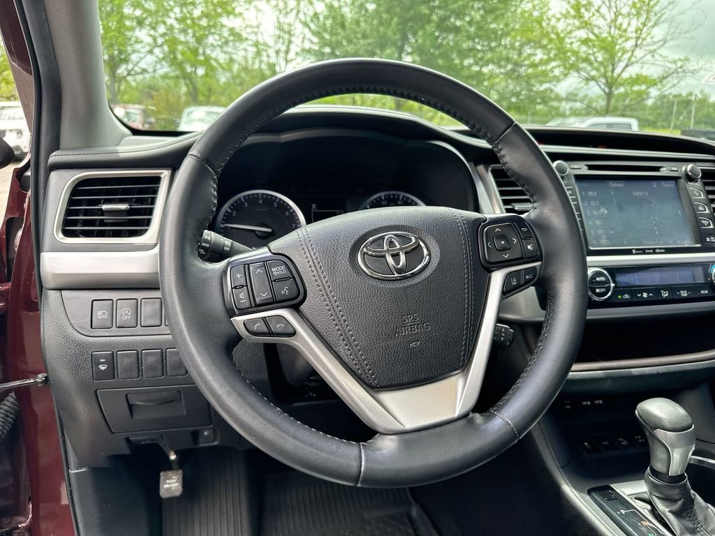 Used 2019 Toyota Highlander XLE AWD/4WD image 11