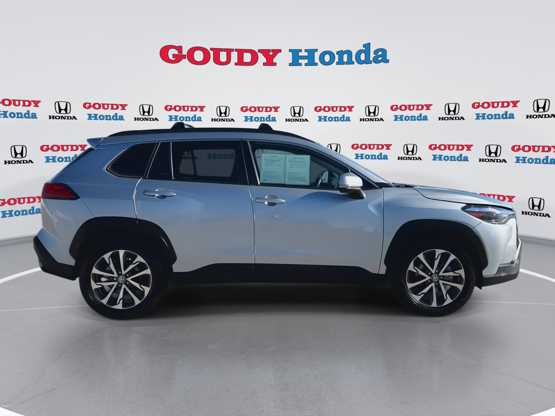 Used 2024 Toyota Corolla Cross XLE w/ Convenience Package FWD image 9