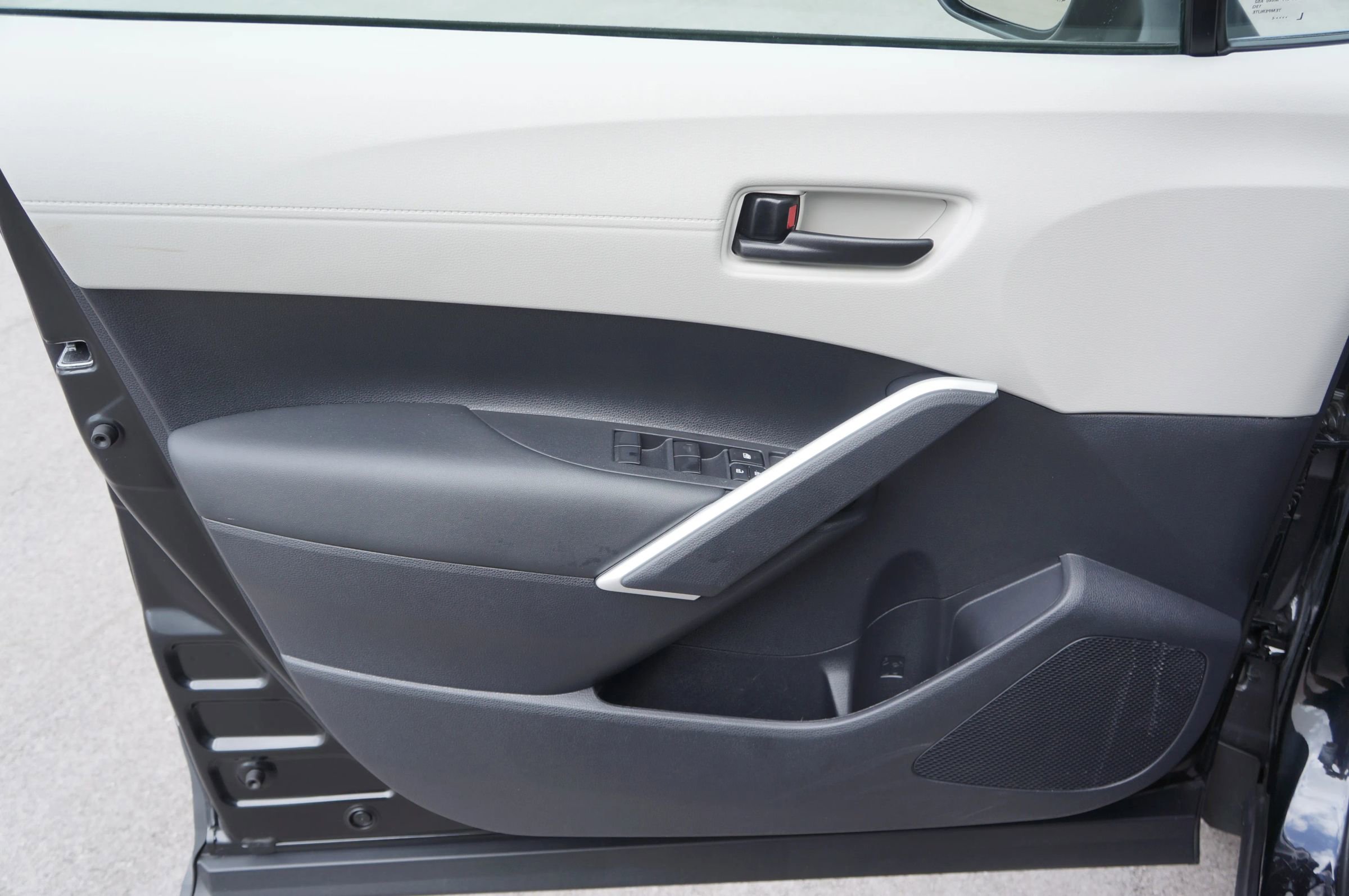 Used 2025 Toyota Corolla Cross LE image 24