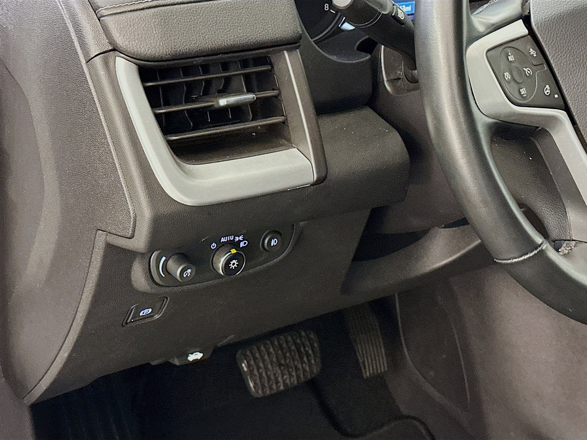 Used 2024 GMC Terrain SLT image 17