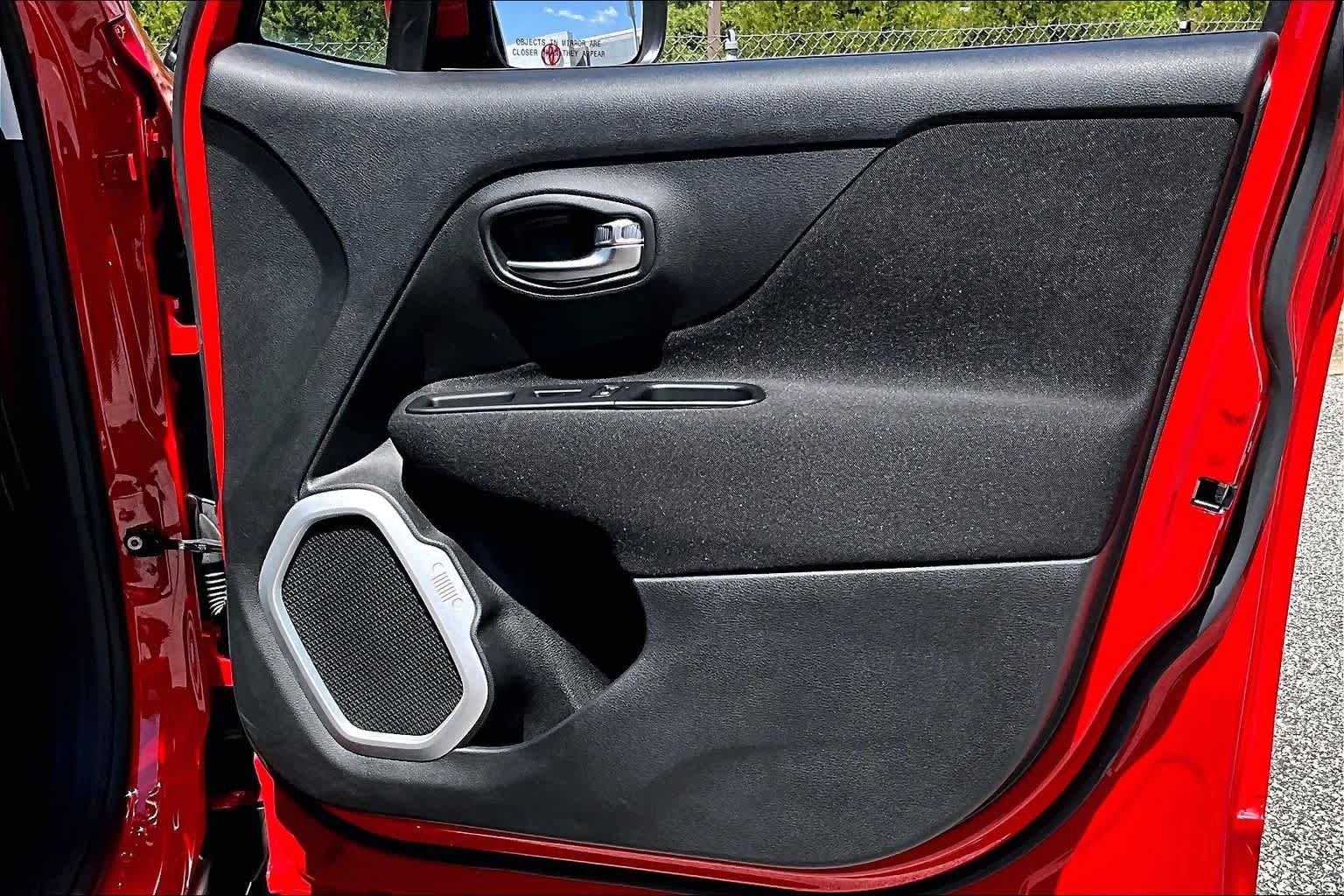 Used 2018 Jeep Renegade Latitude w/ Cold Weather Group AWD/4WD image 22