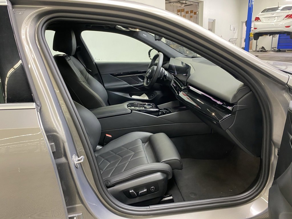 Used 2024 BMW 530i image 11