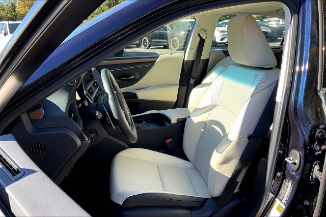 Used 2025 Lexus ES 350 w/ Premium Package FWD image 3