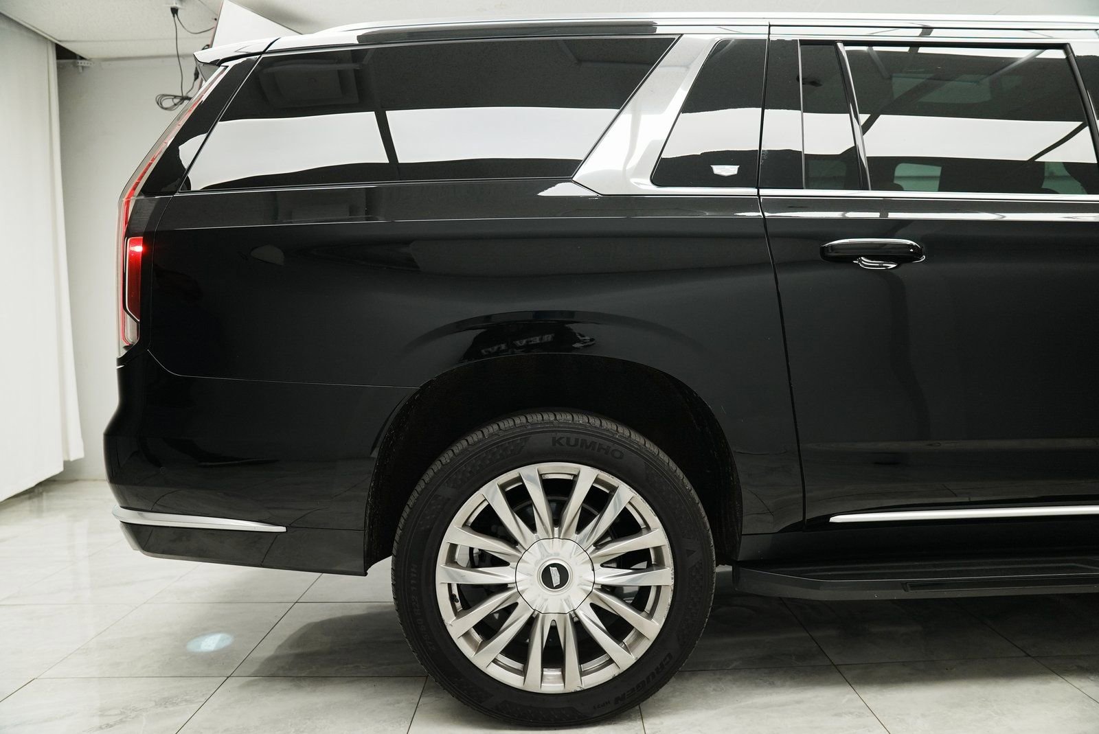 Used 2021 Cadillac Escalade ESV Premium Luxury image 8