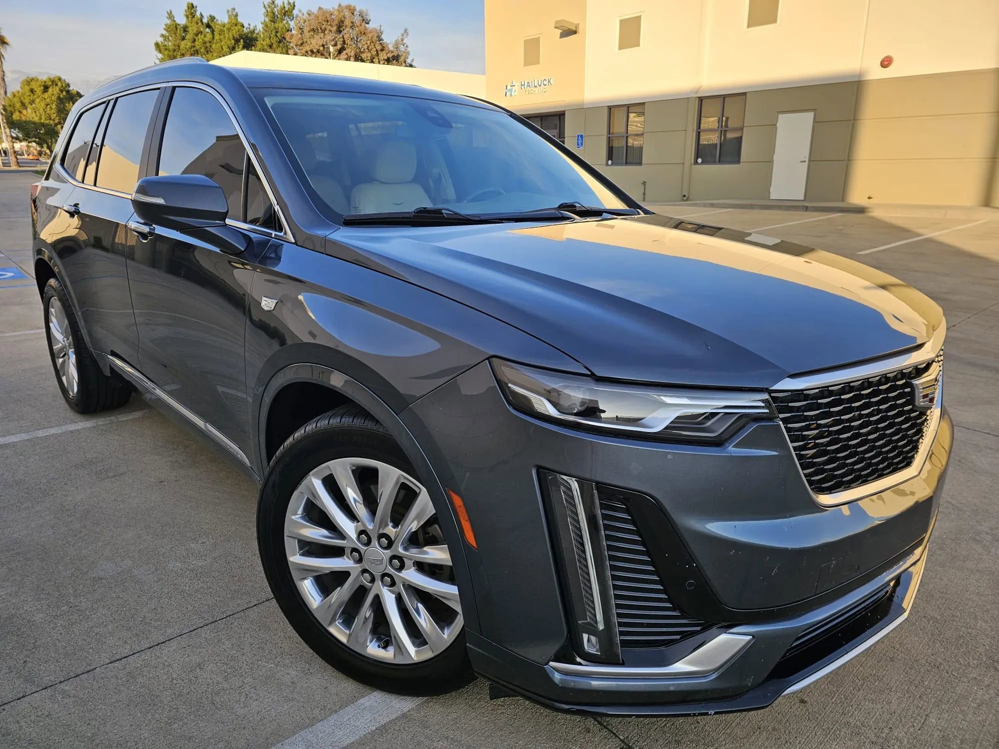 Used 2020 Cadillac XT6 Premium Luxury FWD image 3