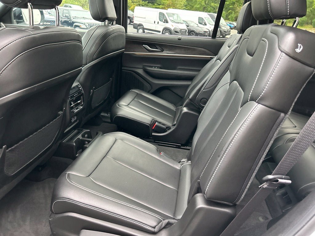 Used 2025 Jeep Grand Cherokee L Limited w/ Luxury Tech Group II AWD/4WD image 26