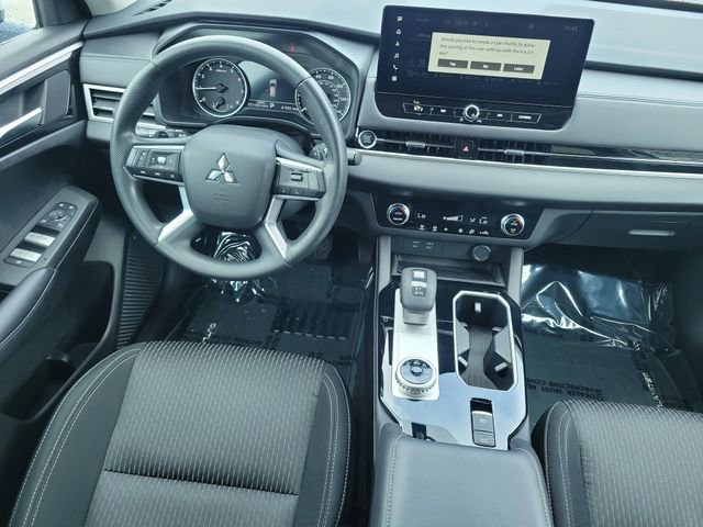 Used 2025 Mitsubishi Outlander ES FWD image 14