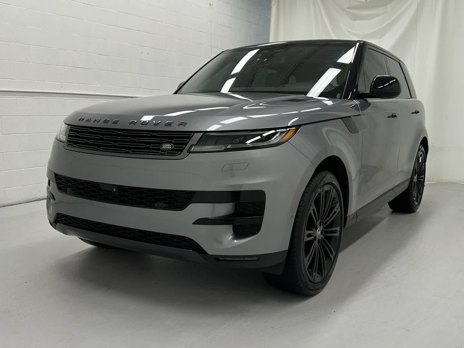 Used 2024 Land Rover Range Rover Sport SE image 4