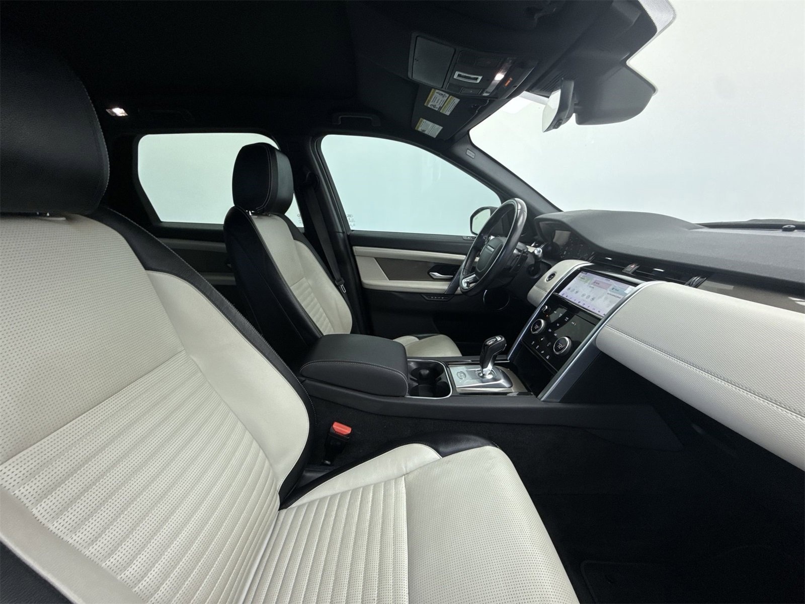 Used 2020 Land Rover Discovery Sport SE R-Dynamic image 14