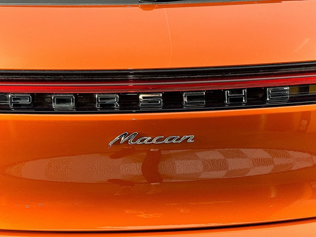 Certified 2022 Porsche Macan AWD/4WD image 33