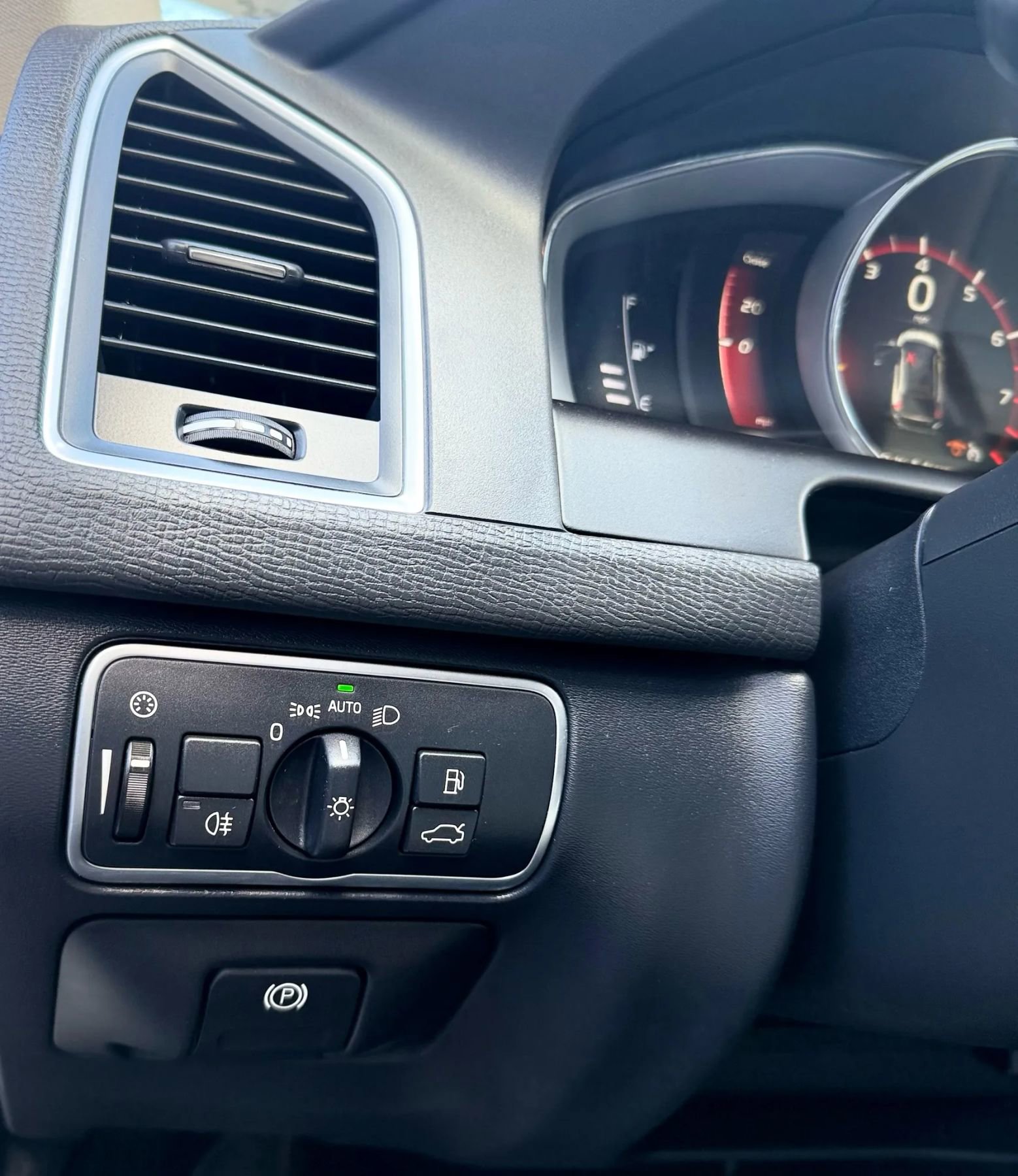 Used 2017 Volvo XC60 T6 Dynamic w/ Preferred Option Package image 24