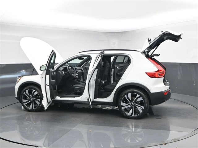 Used 2024 Volvo XC40 B5 Plus image 5