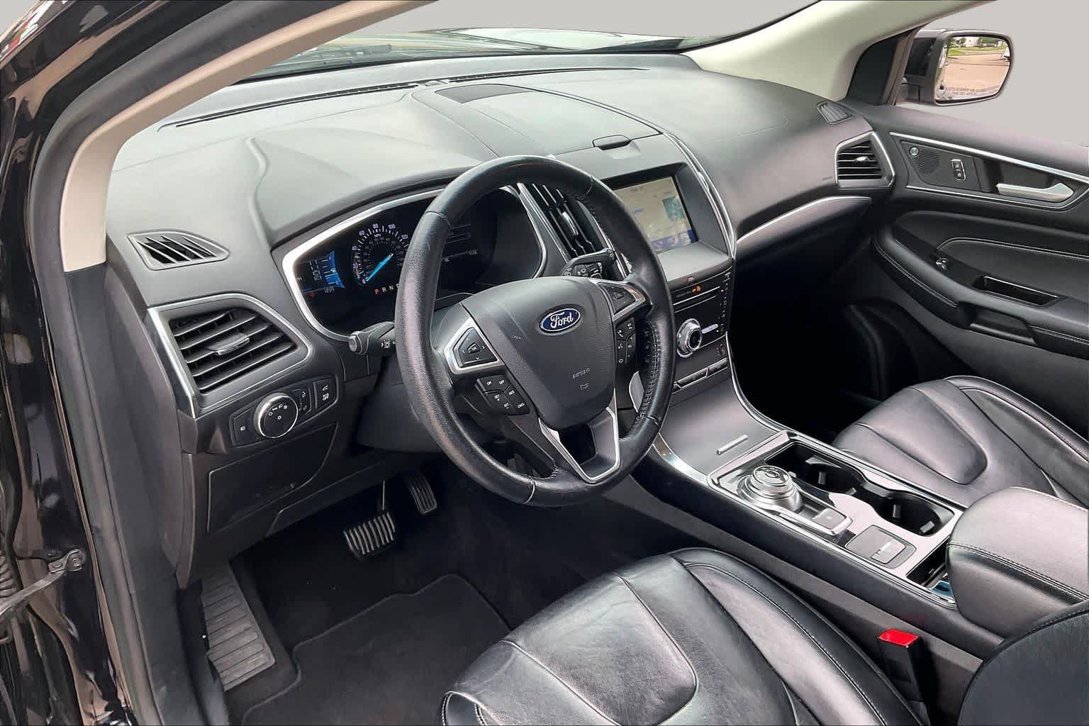 Used 2019 Ford Edge Titanium w/ Cold Weather Package AWD/4WD image 17